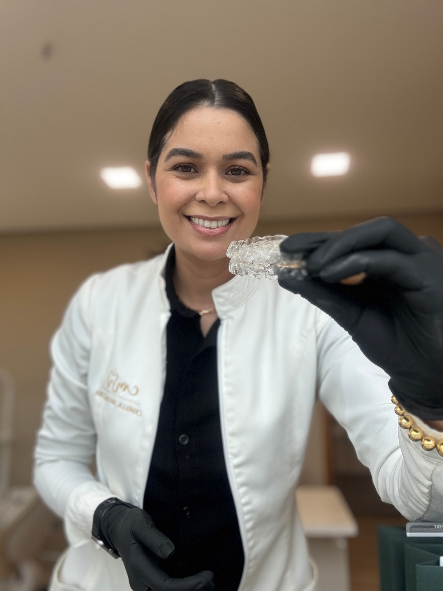Dra. Camilla com aparelho intraoral